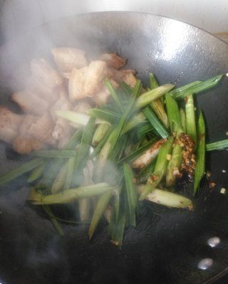 第9步(蒜苗回锅肉的做法)