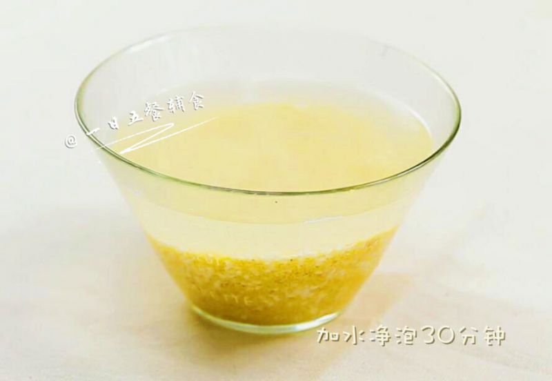 第3步(榴莲水果香饭团 宝宝辅食，大米+小米+高粱+木瓜+蓝莓的做法)