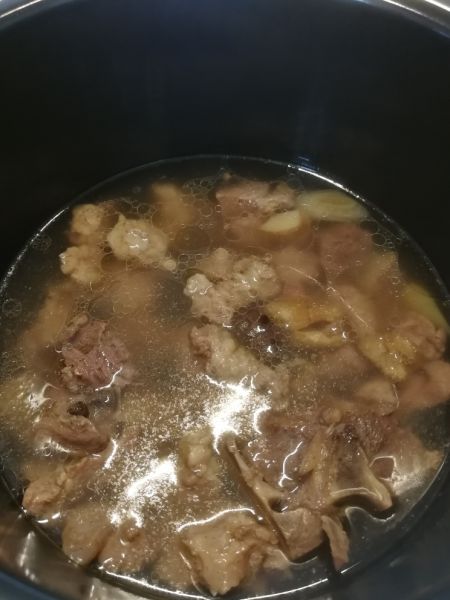 第1步(咖喱牛肉炖土豆的做法)