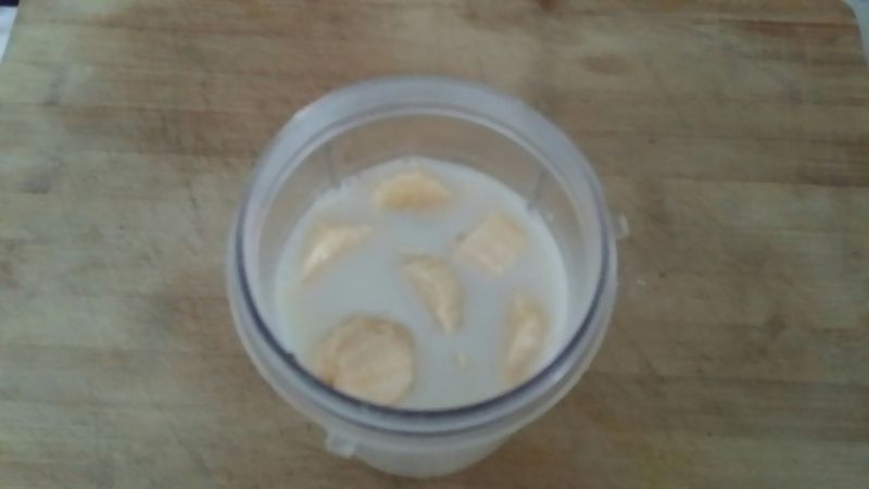第2步(香蕉豆浆饮~~黄家自制饮品的做法)