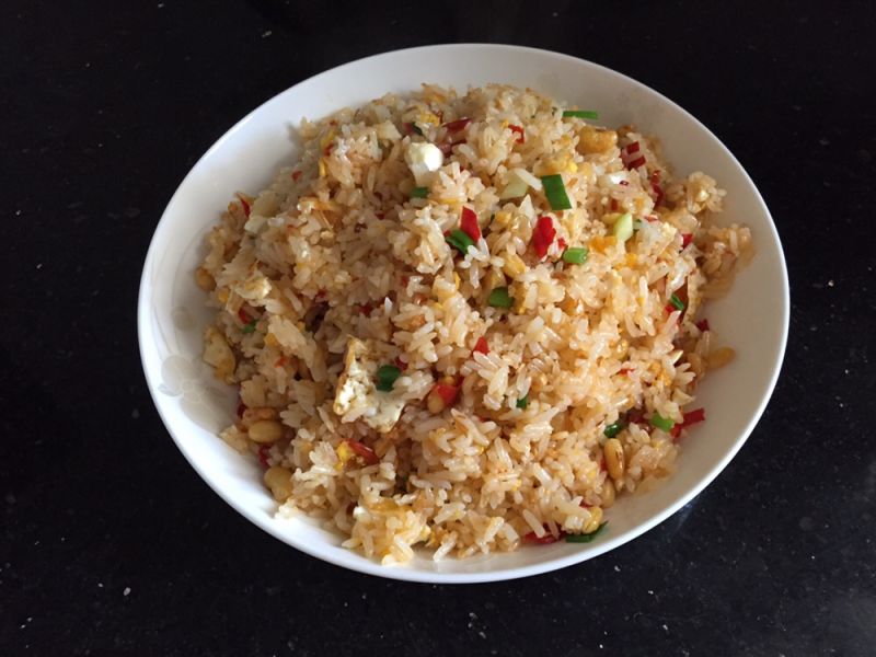 酸辣椒鸡蛋炒饭的做法_菜谱大杂烩