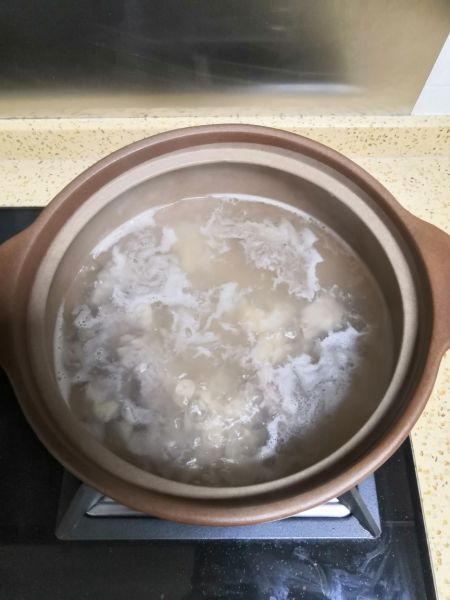 第5步(潮汕鲜虾排骨瑶柱西红柿砂锅粥的做法)
