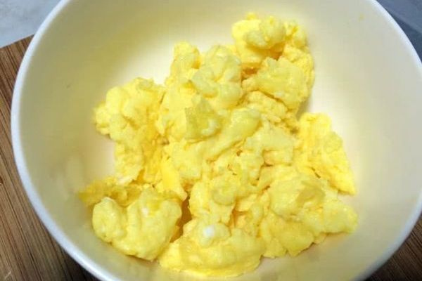 第6步(油菜炒鸡蛋，营养蔬菜搭配健康鸡蛋的做法)