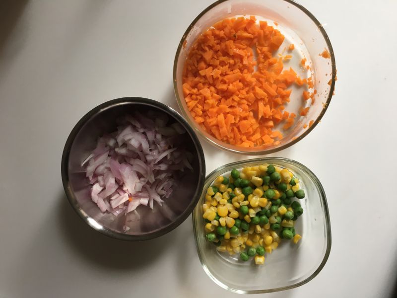 第1步(鸡肉蔬菜焖饭（儿童食谱）的做法)
