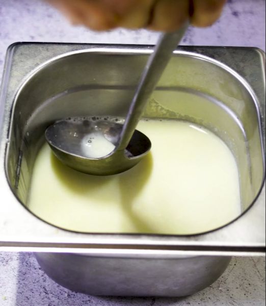 第4步(用豆浆就可以做的豆乳布丁，豆香浓郁，入口即化的做法)