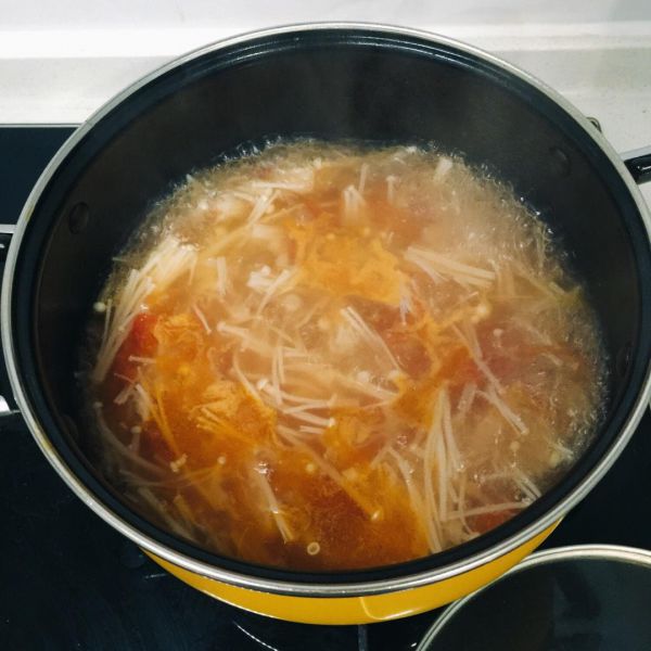 第5步(西红柿金针菇汤的做法)
