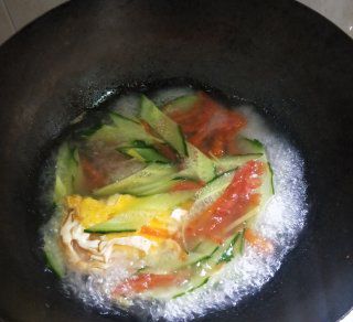第8步(西红柿黄瓜蛋汤的做法)