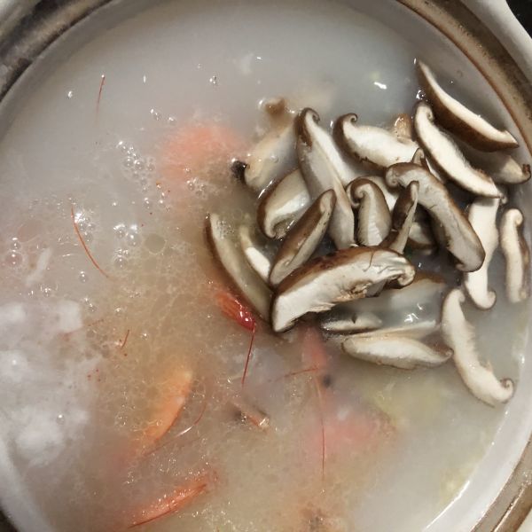 第10步(好吃的鲜虾香菇砂锅粥～的做法)