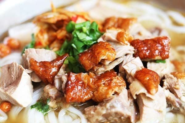 1,出锅加入烧鸭淋上烧鸭汁就可以开吃了小贴士