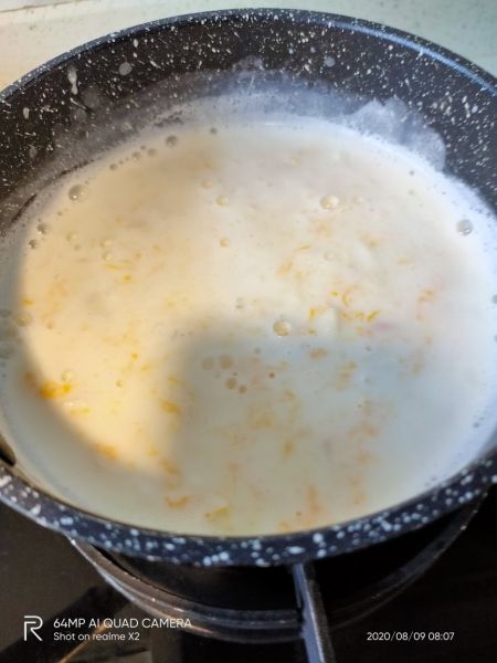 第7步(新鲜百合煮牛奶鸡蛋的做法)