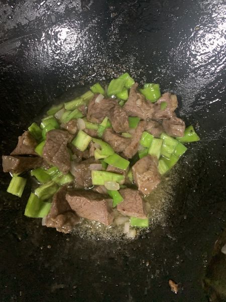 第4步(青椒牛肉炒饭的做法)