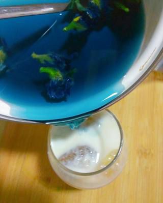 第11步(消夏饮品：蝶豆花蜂蜜牛奶的做法)