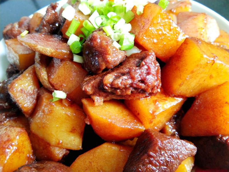 土豆炖牛肉成品图