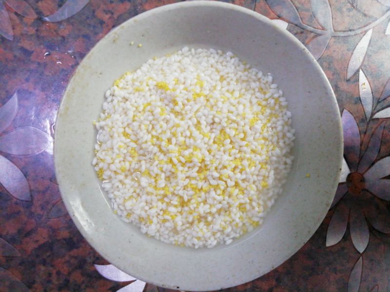 第1步(糯米、黄小米裹蒸排骨(粽叶版)的做法)