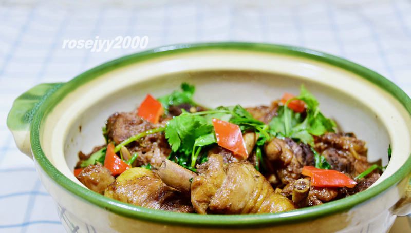 啫啫鸡腿煲--家常下饭菜的做法_菜谱大杂烩