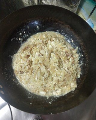 第11步(酸菜豆腐烩土豆丝的做法)