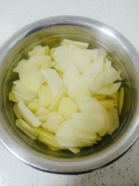 第1步(西红柿炒土豆片的做法)