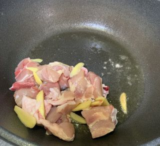 第4步(鸡腿肉焖香菇的做法)