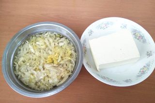 第1步(酸菜白豆腐的做法)