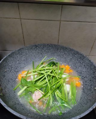第4步(胡萝卜菠菜丸子汤的做法)