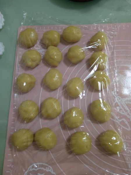 第10步(广式莲蓉蛋黄月饼的做法)
