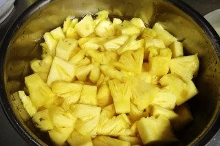 第4步(鲜榨菠萝汁的做法)