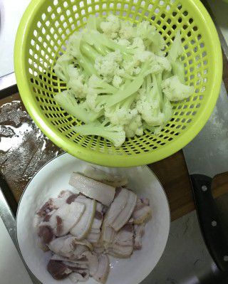 第1步(花菜回锅肉，肉香+菜香让你欲罢不能~的做法)