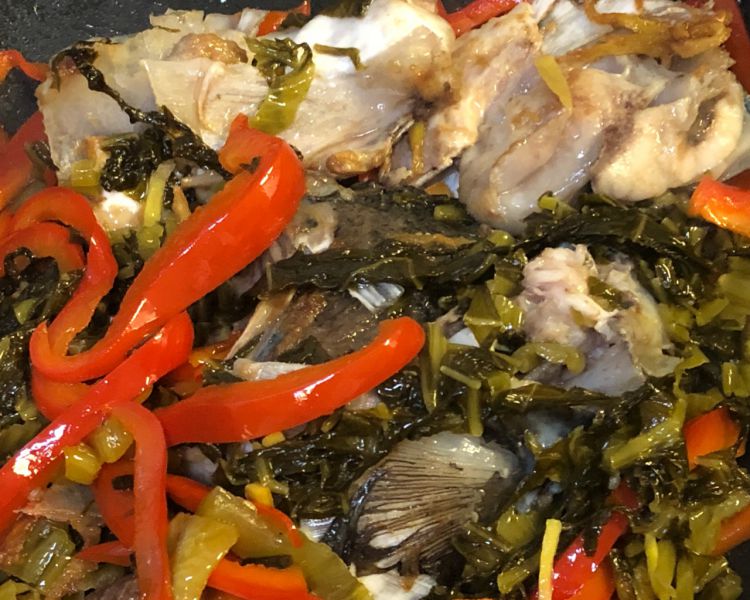 酸菜焖鱼头成品图