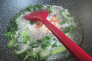 第4步(鸭蛋青菜煮米粉的做法)