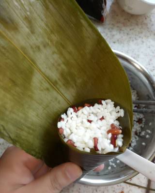 第4步(红豆糯米粽的做法)