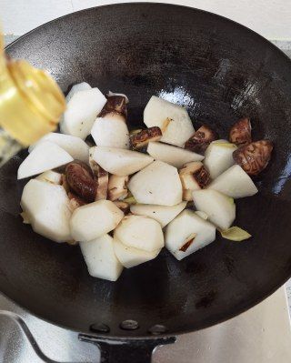 第7步(香菇枸杞烧萝卜的做法)