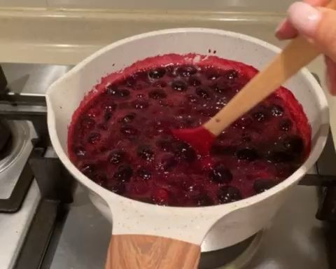 第4步(自制蓝莓酱的做法)