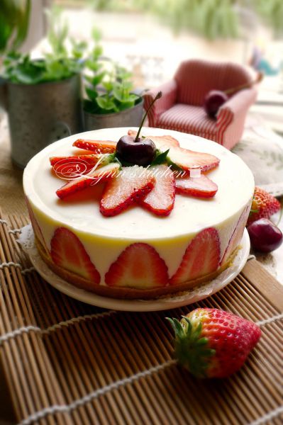 草莓冻芝士蛋糕成品图