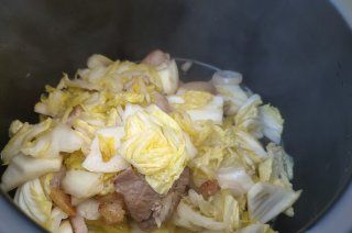 第8步(“白菜”砂锅白菜粉条炖肉的做法)