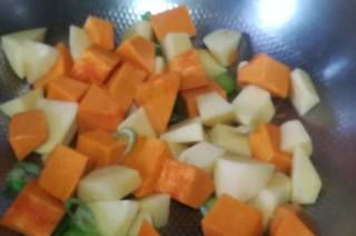 第4步(家常菜 南瓜炖土豆的做法)