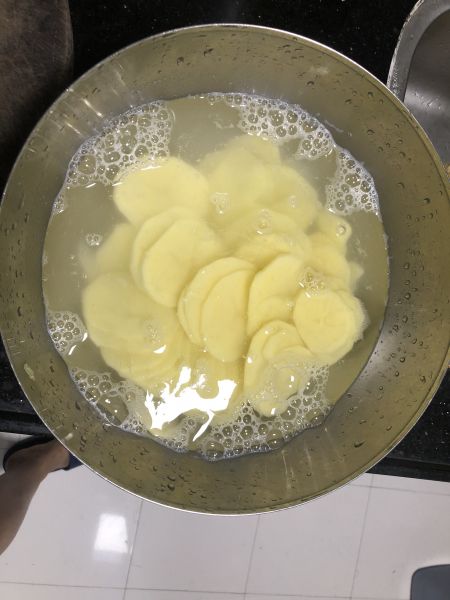 第1步(凉拌土豆片的做法)