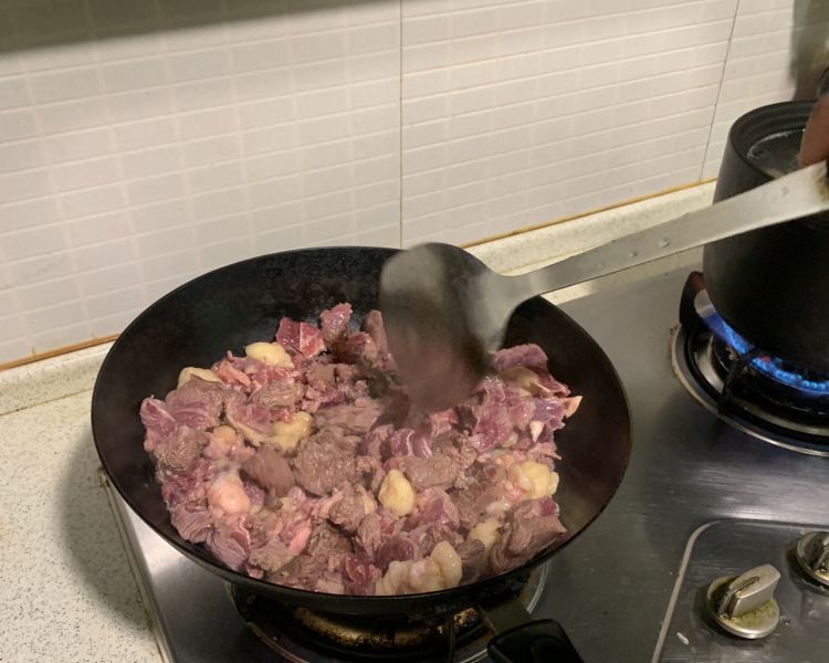 第3步(土豆烧牛肉的做法)