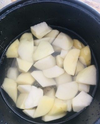 第1步(土豆烧牛肉的做法)