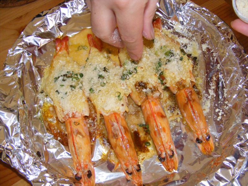 第12步(奶酪芝士狂的海鲜盛宴----蒜香奶酪焗明虾的做法)