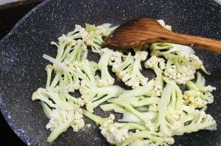 第2步(干锅花菜（家常版）的做法)