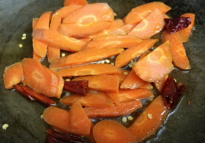 第1步(超简单的干锅花菜，营养好吃的做法)