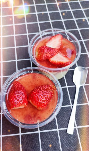 草莓酸奶慕斯蛋糕成品图
