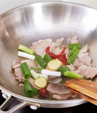 第3步(猪肉酸菜炖粉条的做法)