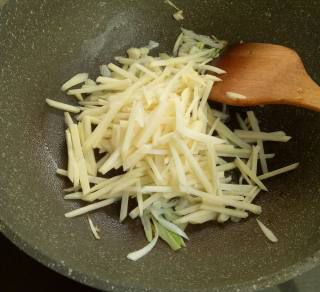第8步(芹菜土豆丝的做法)