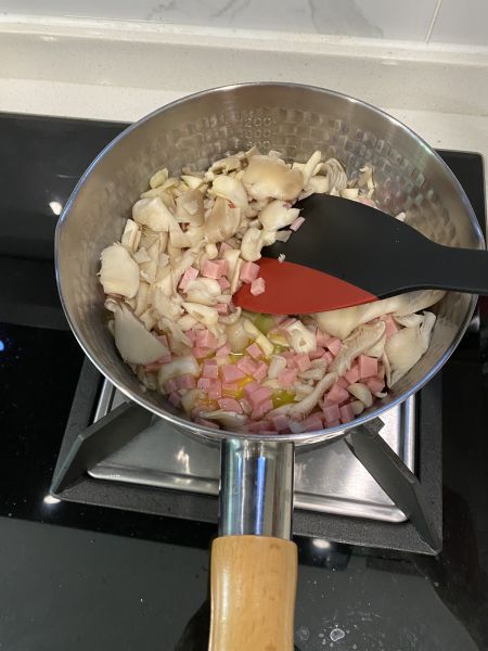 第3步(奶油蘑菇汤的做法)