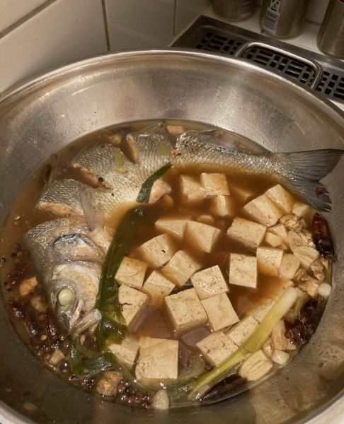 豆腐炖鱼成品图