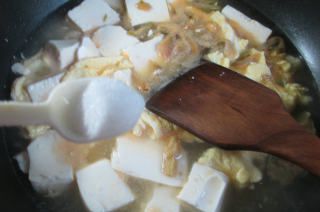 第7步(榨菜丝鸡蛋豆腐汤的做法)
