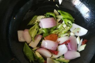 第6步(青椒洋葱炒酱牛肉的做法)