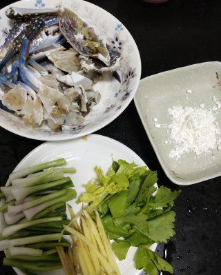 第1步(姜葱炒螃蟹的做法)