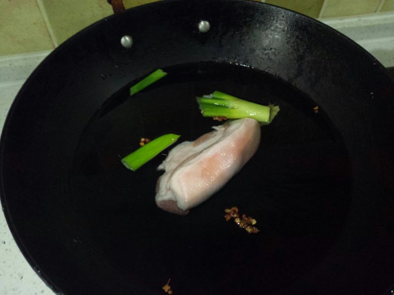 第2步(猪肉白菜炖粉条的做法)